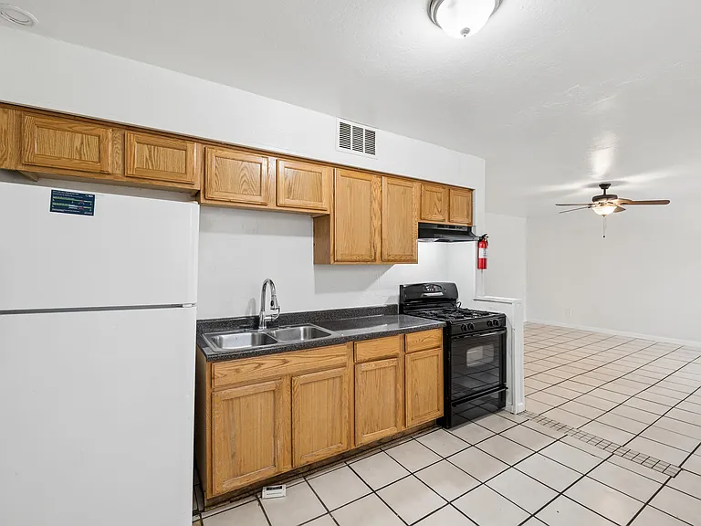 2133 W Adams St #3 — Photo 13