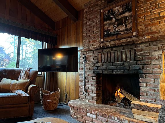 2nd image of 302 Vista Ln