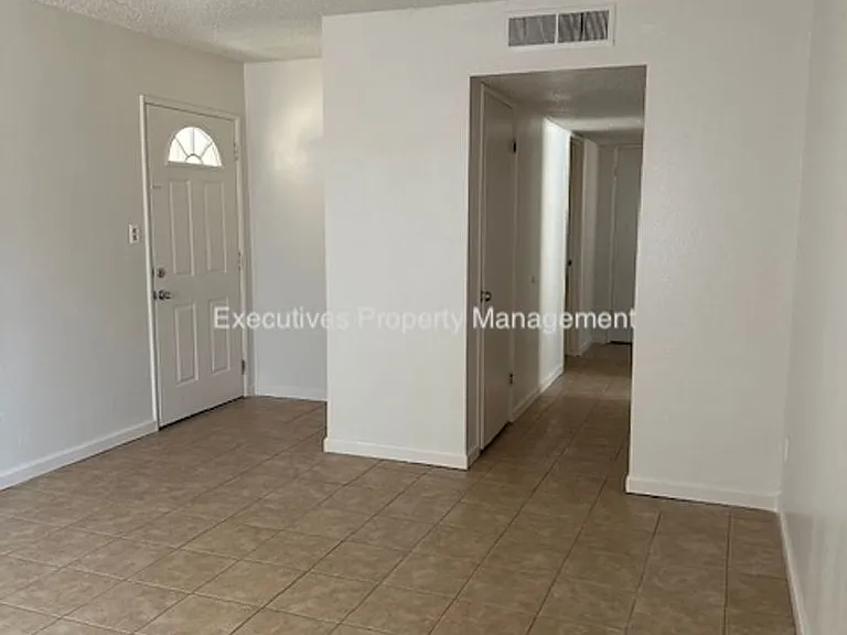 1200 Kings Ave — Photo 4