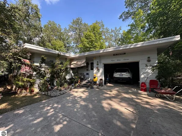 917 Holly St, Traverse City, MI 49686
