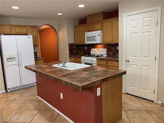 3rd image of 809 Caballo Hills Ave