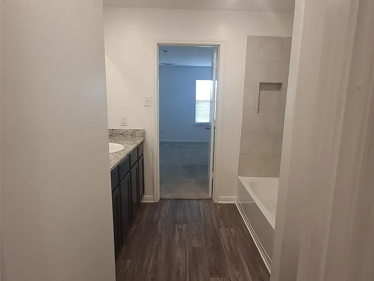 405 Riverdale Dr — Photo 3