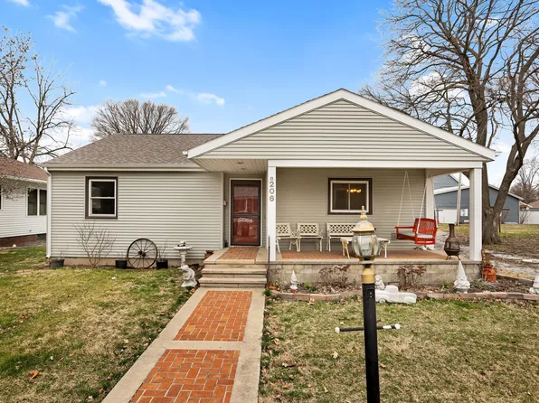 206 E Pembroke St, Tuscola, IL 61953