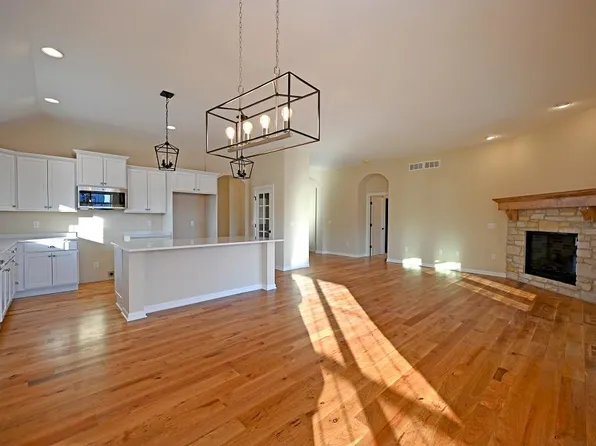 1617 Belmont Ln, Oconomowoc, WI 53066