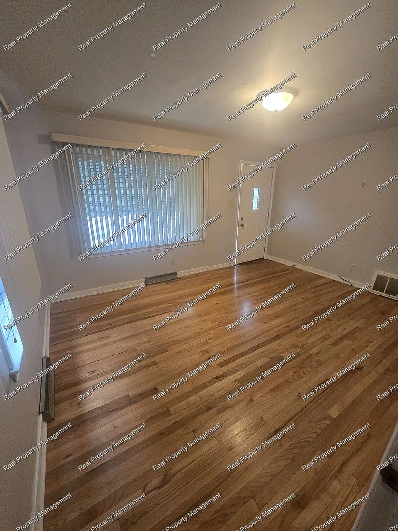 Three Bedroom Cape Cod — Photo 2