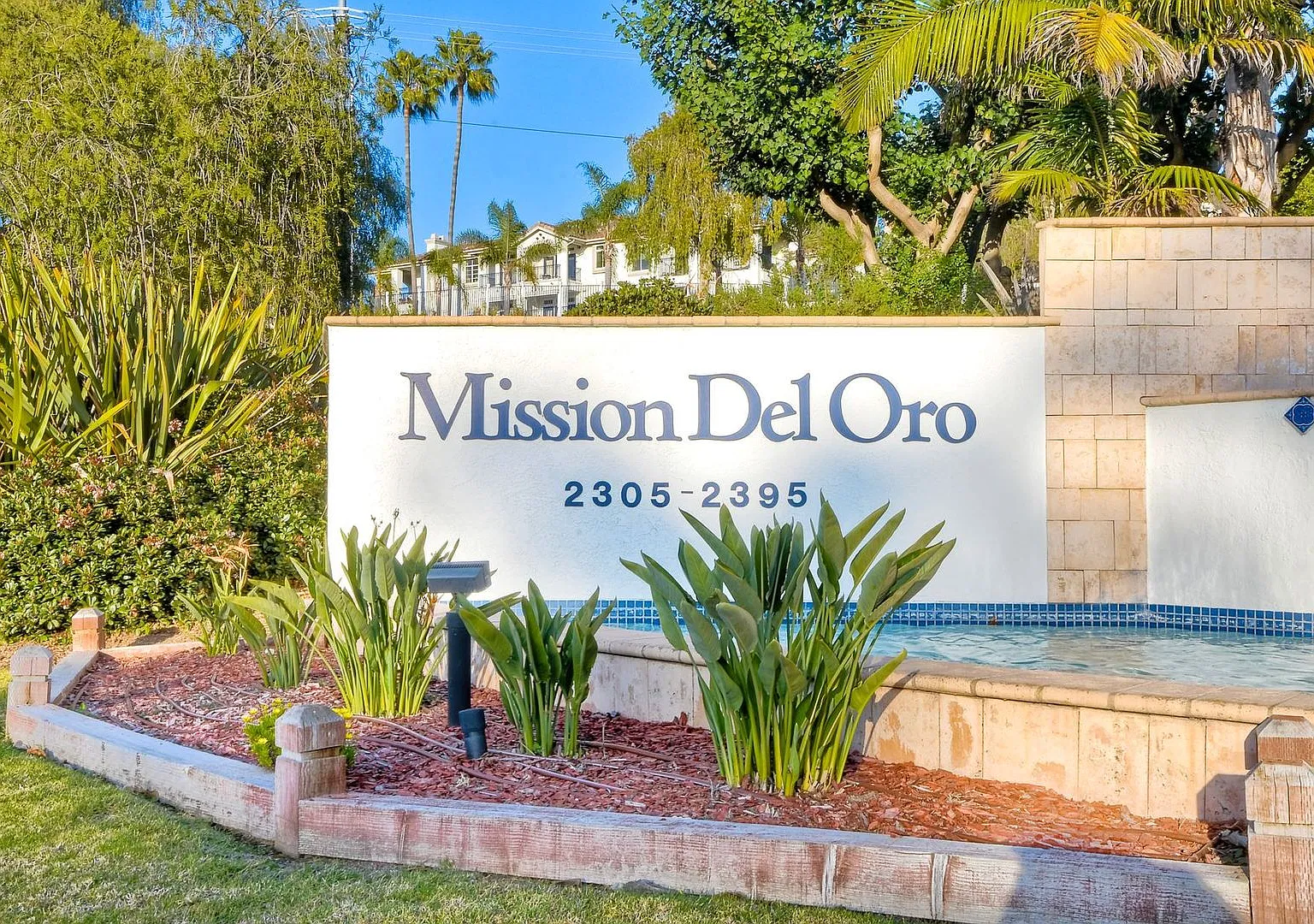 2Bed/2Bath End Unit in Gated Community~ Rancho Del Oro — Photo 2