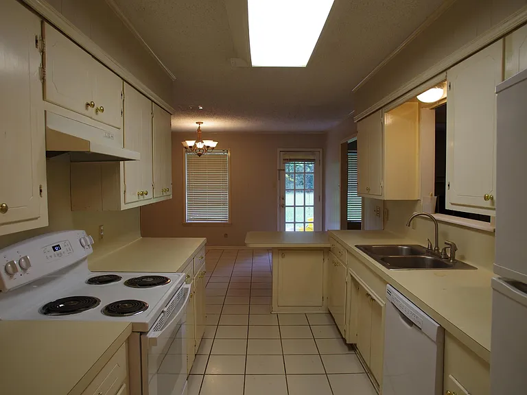 103 Hallie Dr — Photo 3