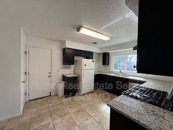 3rd image of 1731 W Walnut St