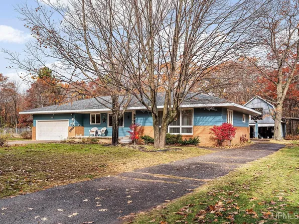 211 Midway Dr, Negaunee, MI 49866