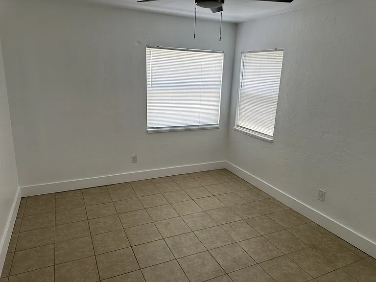 One bedroom with closet