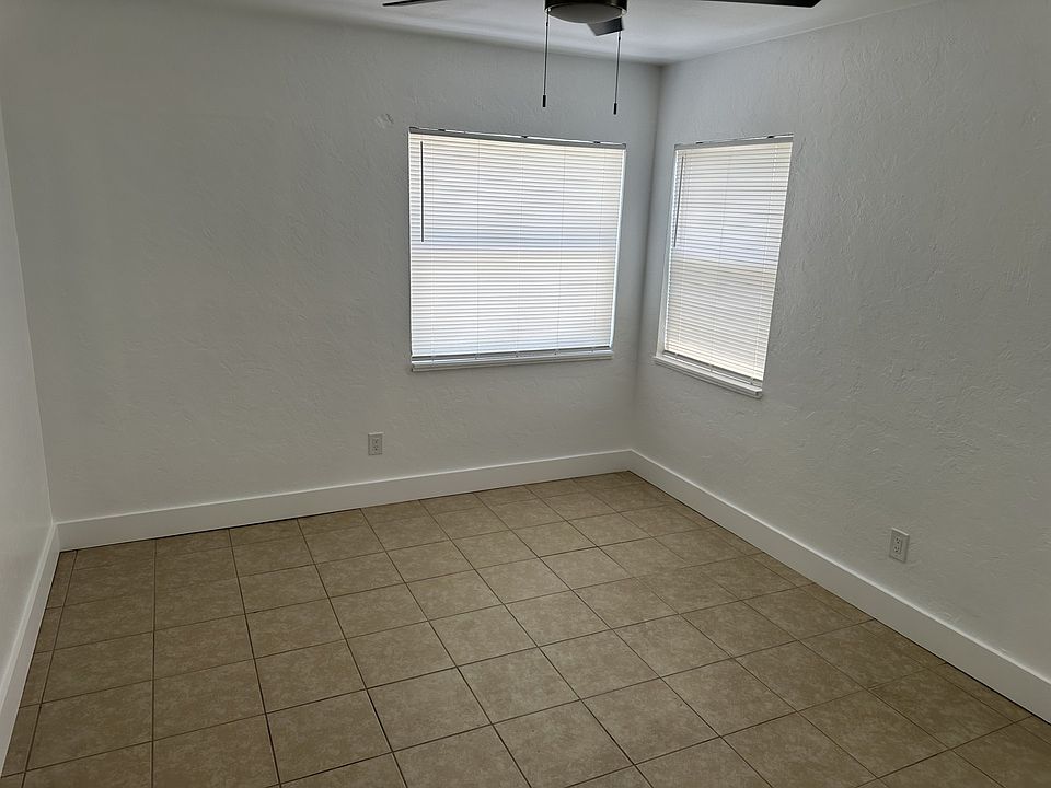 One bedroom with closet