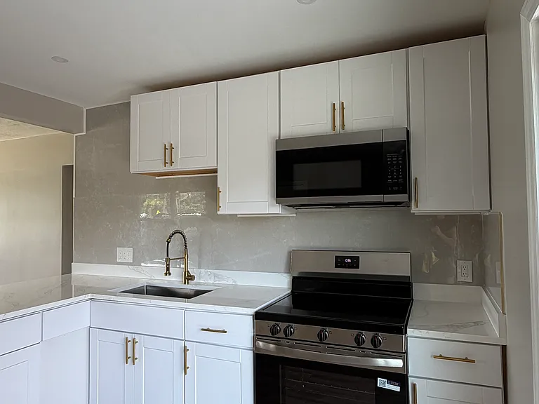 1733 Gladys St — Photo 7