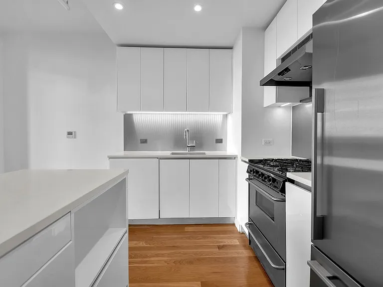 430 Albee Sq #15F — Photo 1