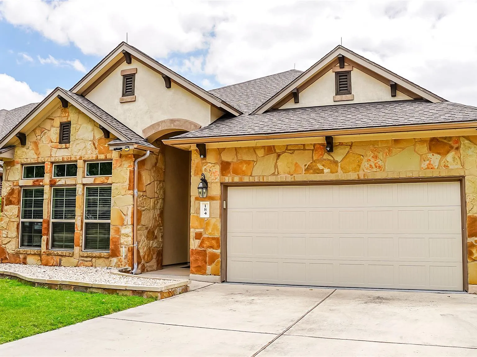 4 bed, 2.5 bath, 2384 sqft, $2,250 — Photo 2