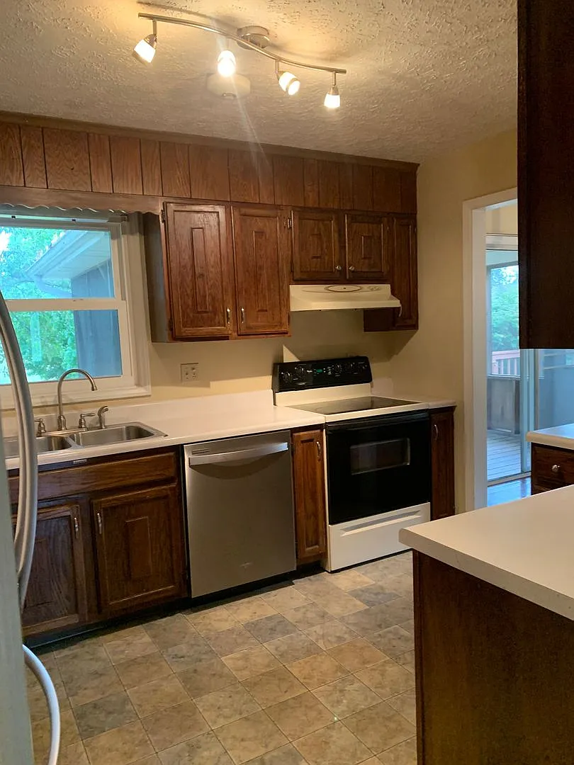 3 Bedroom, 2 Bath House — Photo 4
