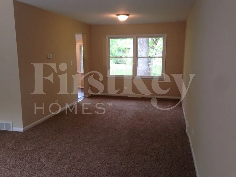 817 Rose Ln — Photo 7