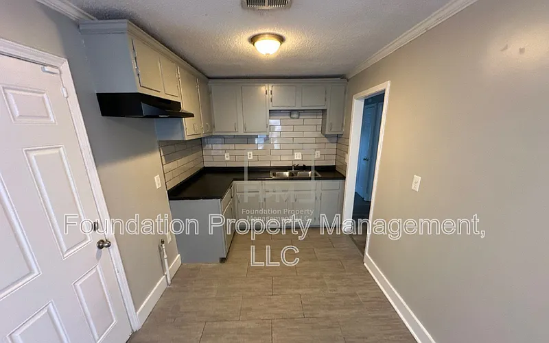 3 bed, 1.0 bath, 839 sqft, $975 — Photo 3