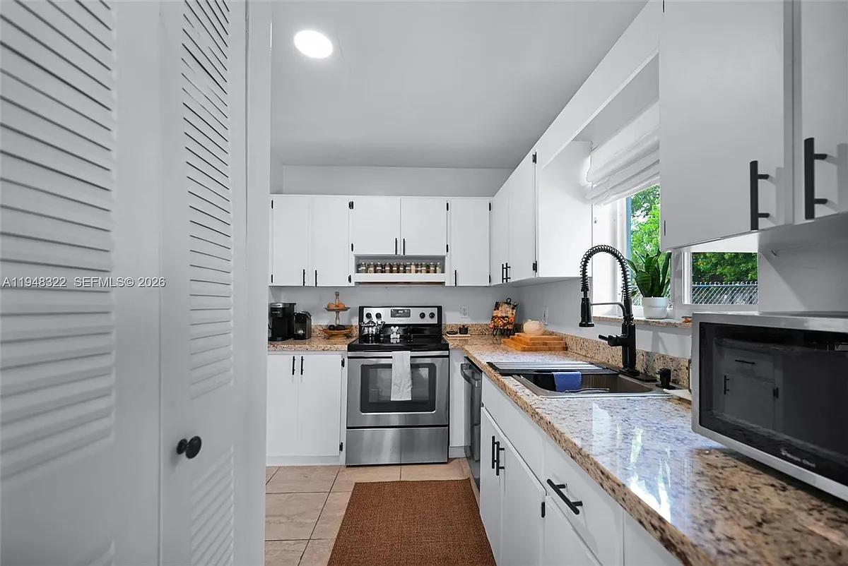 Building Photo - 8780 SW 200th Ter #0