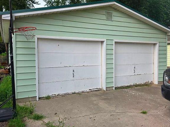 3rd image of 734 8th St