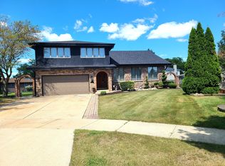 1208 W Surrey Rd, Addison, IL 60101