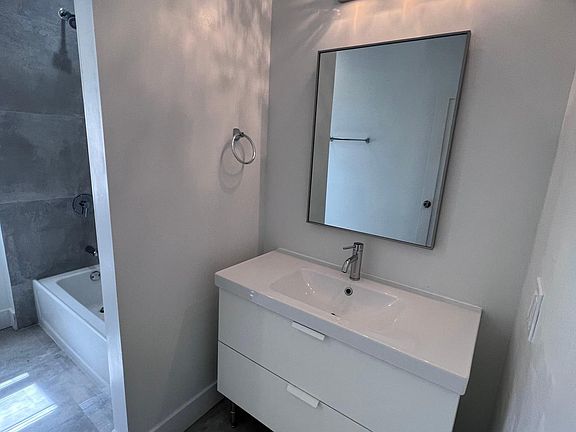 2nd image of 4924 S King Dr #2N