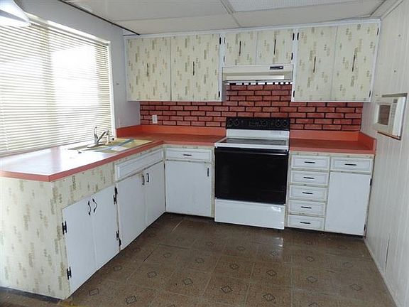 3rd image of 405 Cloverdale Ln