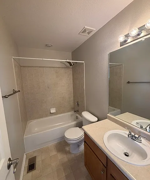 full hall bath on upper level
