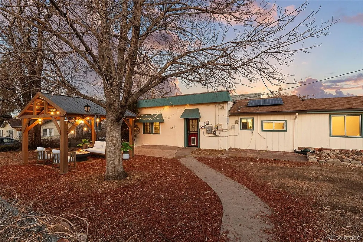 Building Photo - 560 S Navajo St