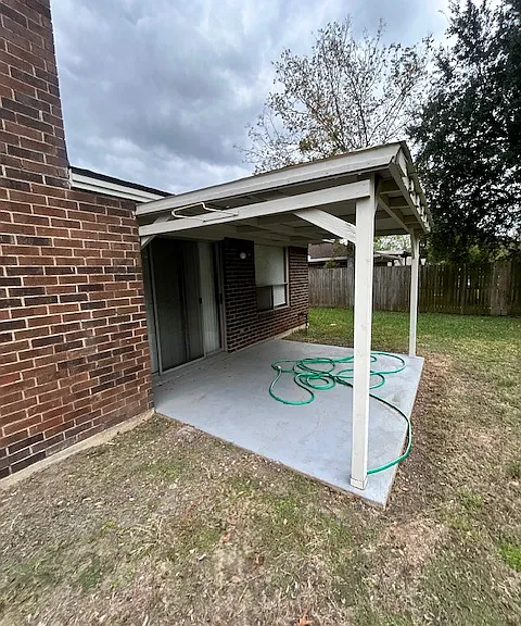 1802 Laura Ln — Photo 9