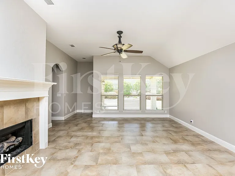 964 Tara Dr — Photo 2