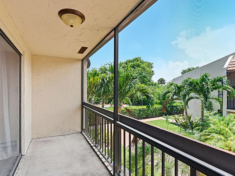 721 SE 1st Way #C11 — Photo 31