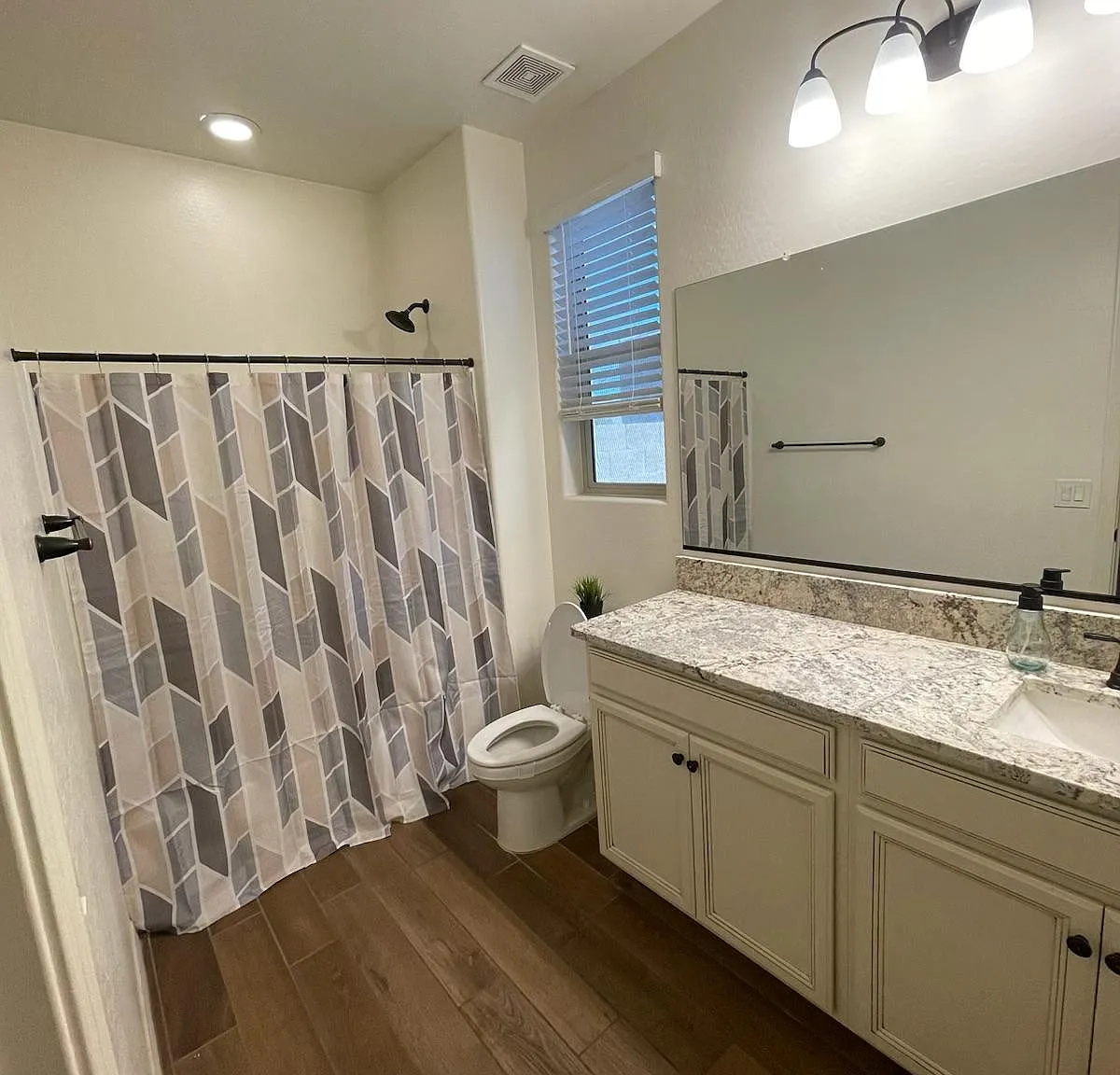 1 bed, 1.0 bath, 1810 sqft, $1,183 — Photo 3