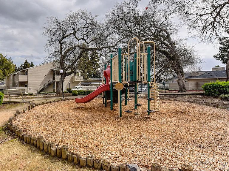 Pepperwood Knoll Apartments — Photo 9