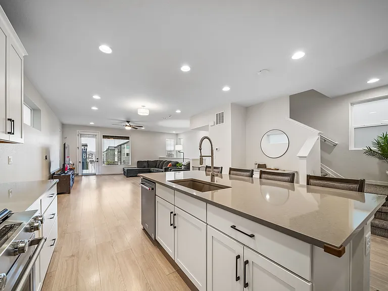 Kitchen & Living