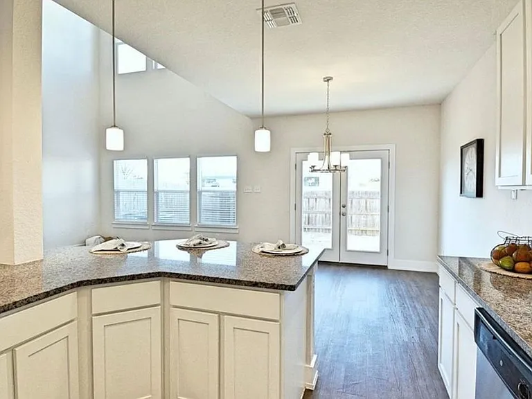 215 Sapphire — Photo 13