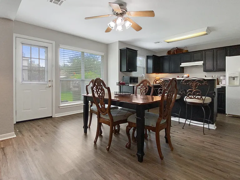 3805 Meadow View Dr — Photo 4