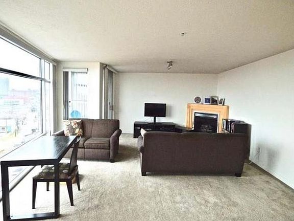 5th image of 2222 Detroit Ave APT 814