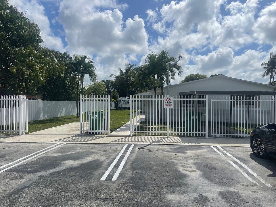 Front of the property, ample parking in the front