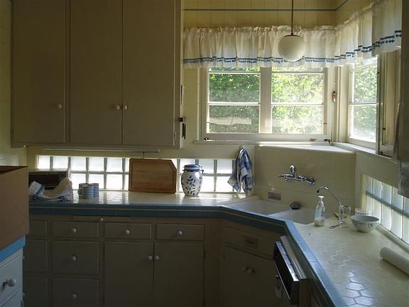 Galley Kitchen w/Breakfast Nook