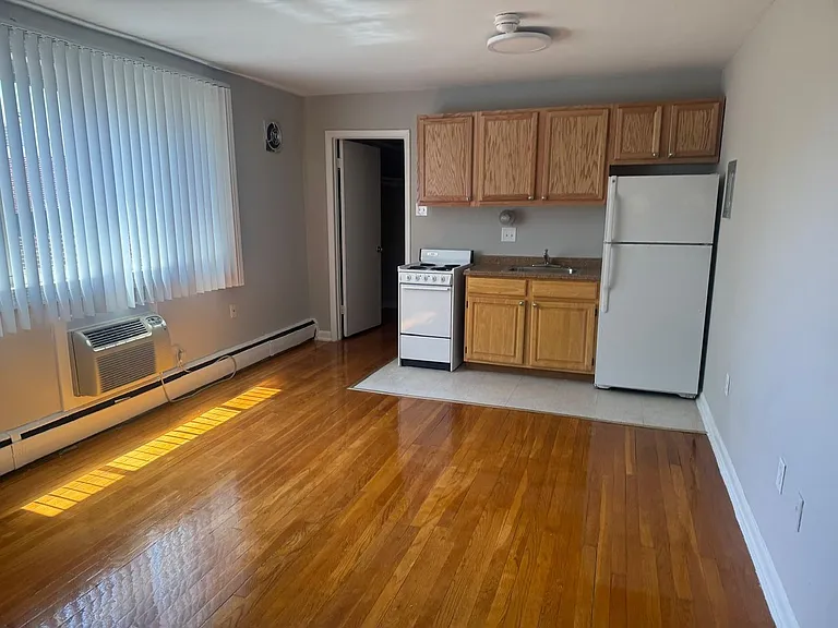 1111 D St NE — Photo 19