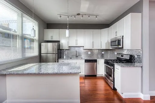 1344 W Barry Ave #1R — Photo 2