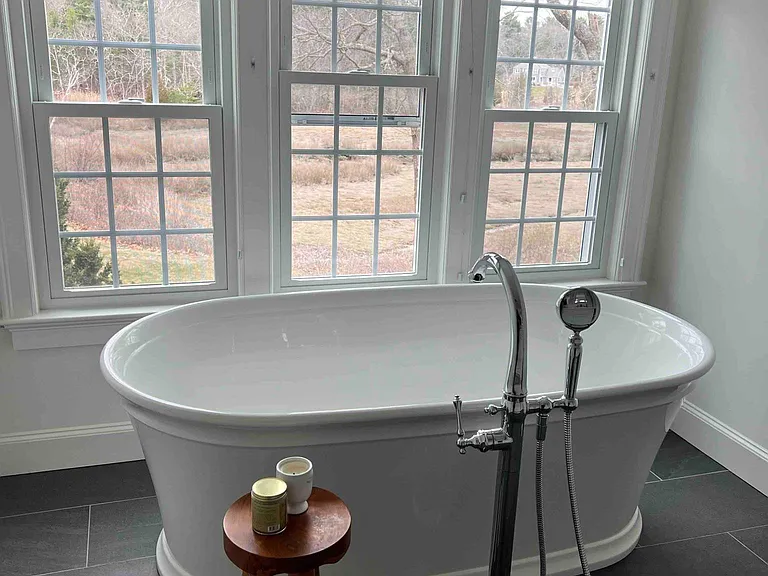 Master bath soaker tub.