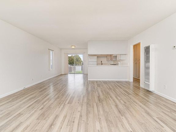 5th image of 909 Georgia St