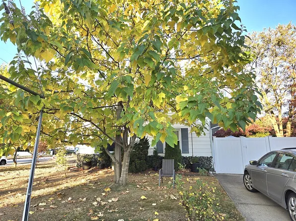 89 Universe Dr, Levittown, NY 11756