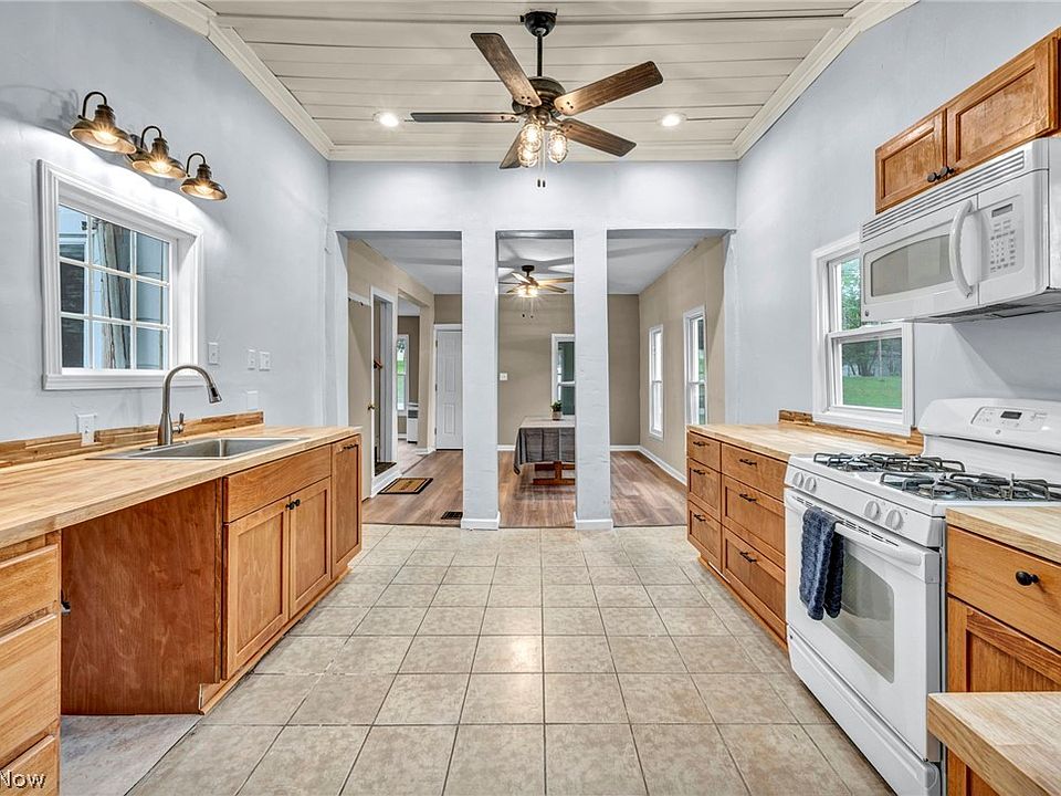 16th image of 262 E Walnut St