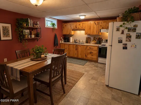 6 Tall Trees Ln, Beach Lake, PA 18405