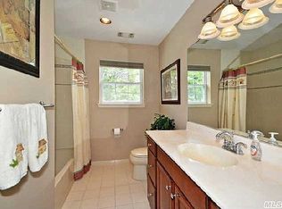 3 Ginger Bread Rd, Kings Park, NY 11754