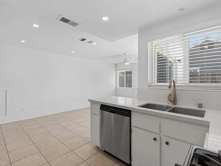 263 Greenbriar Ct — Photo 6