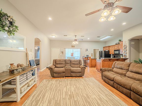 5th image of 606 Fenton Rd
