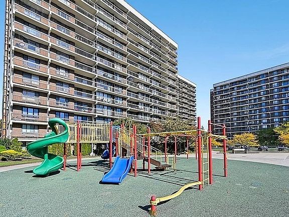 3rd image of 15038 Union Tpke APT 1P